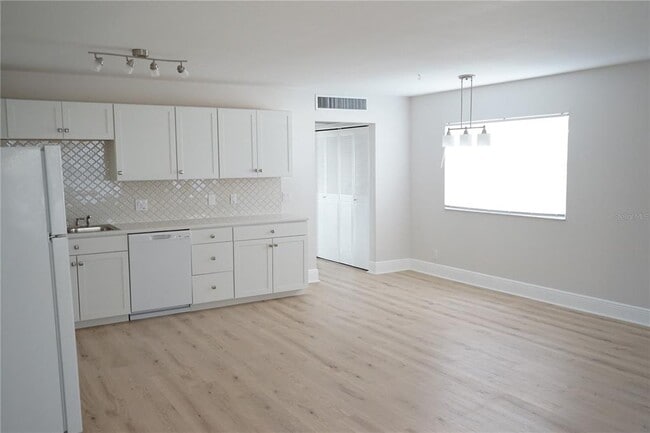 Building Photo - 1802 Bedford Terrace