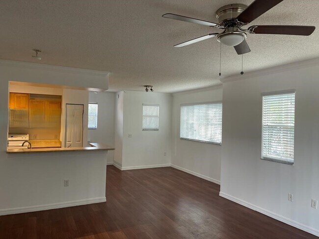 Foto del edificio - 2412 Centergate Dr
