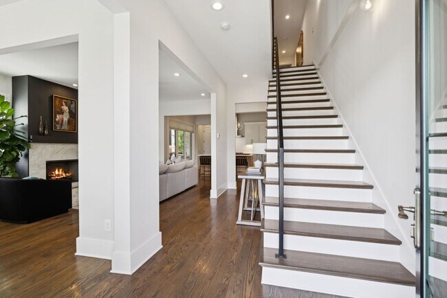 Foto del edificio - Experience elevated living in this beautifully crafted brick residence located in the heart of Ed...