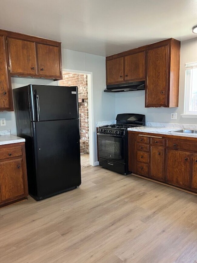 Building Photo - Updated California Living!