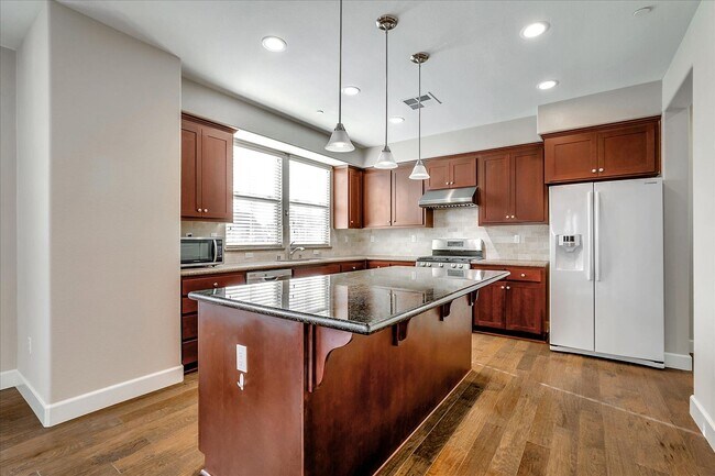 Foto del edificio - Luxury 4 Bedroom Townhouse