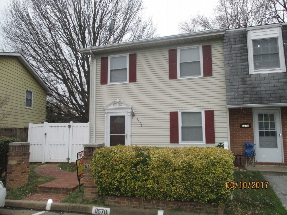 Primary Photo - Townhome for Rent in Marshall