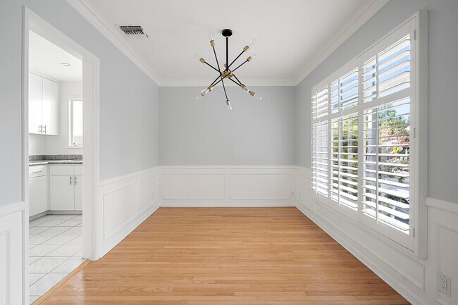 Foto del edificio - 1275 N Harper Ave