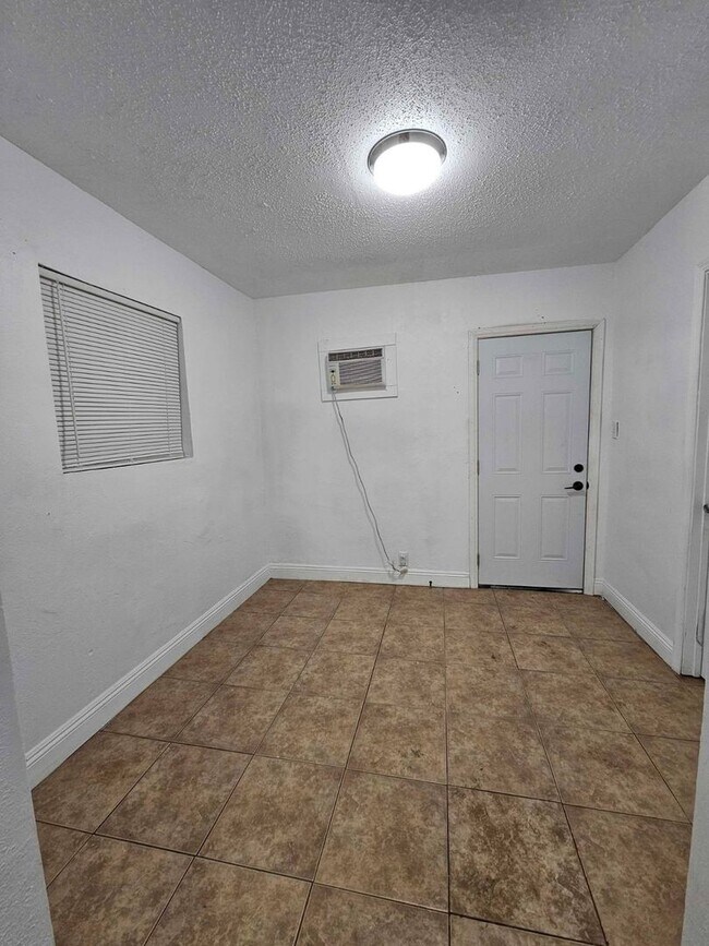 Building Photo - 710 Sequoia Dr