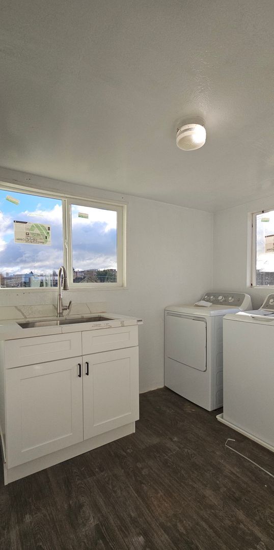 Foto del edificio - Duplex upper unit in Central District