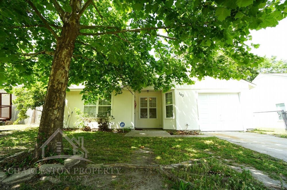 Beautiful Three Bedroom Ranch Style Home House for Rent in