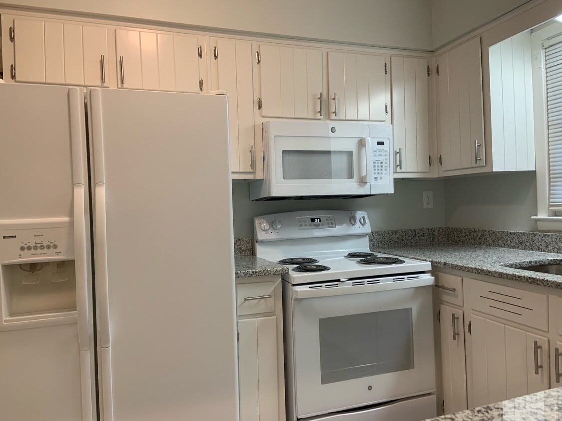 Kitchen with new appliances, granite countertops - 1118 Arlington Pkwy NE