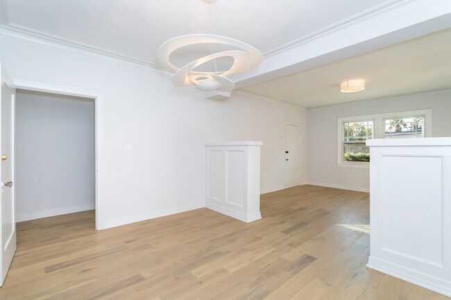 Building Photo - 1640 Edgecliffe Dr