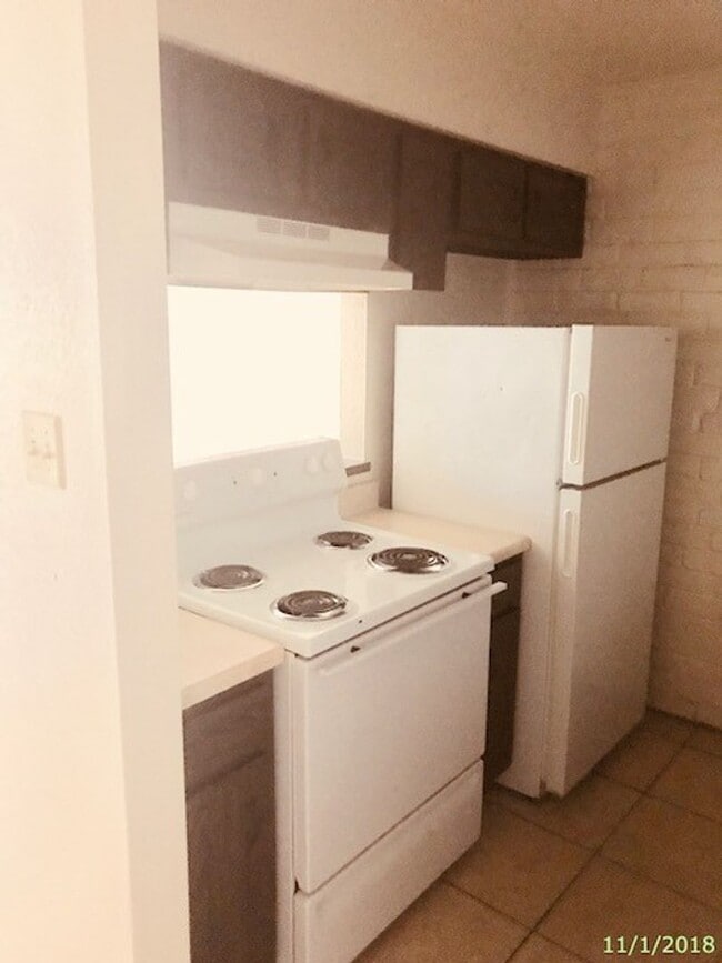 Building Photo - 2 BEDROOM 2 BATH PATIO HOME WITH 1010 SF