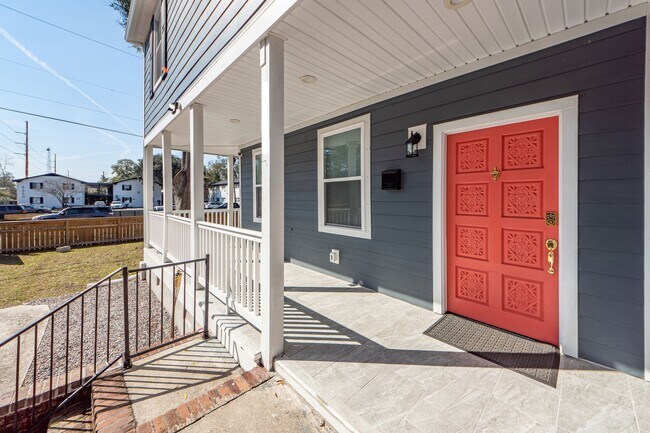 Foto del edificio - 3 BD 2.5 Bath Charming Home