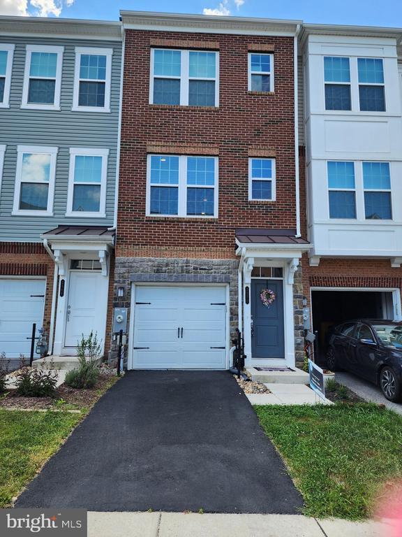 Building Photo - 2570 Debert Cir
