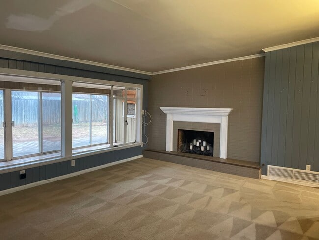 Building Photo - Mid-Century Modern! 3 bedroom, 2 bath, 2 car garage!