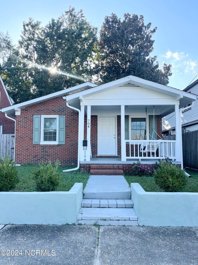 Building Photo - 704 S 15th St