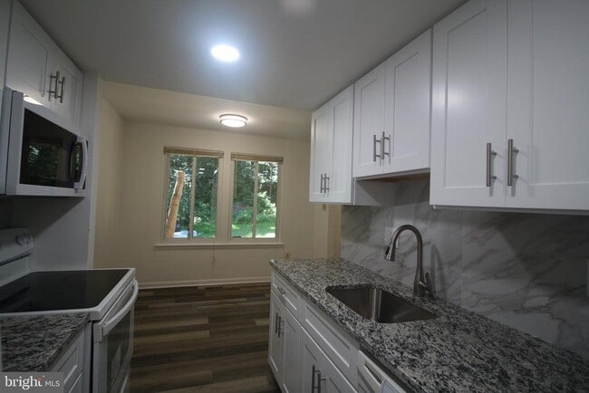 Building Photo - 7843 Briardale Terrace