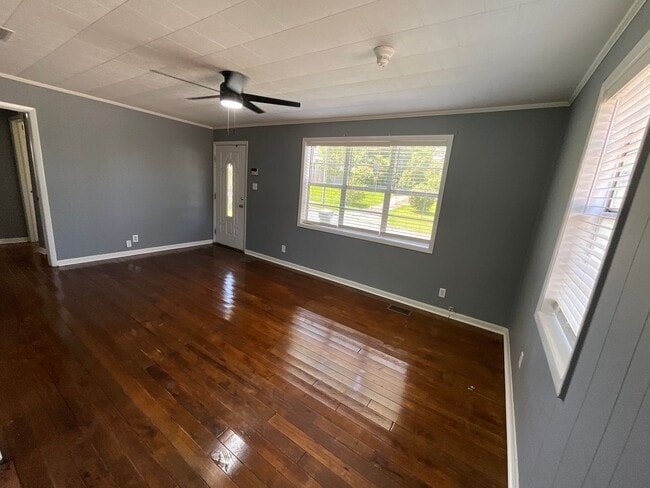 Building Photo - Adorable 3/1 in Marianna w/ Lawn Maintenance & Pest Control Included