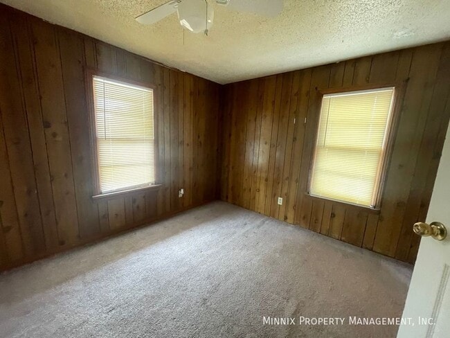 Building Photo - 310 SW 42nd Ave