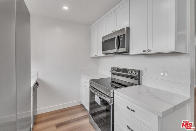 Foto del edificio - 6616 Sylmar Ave