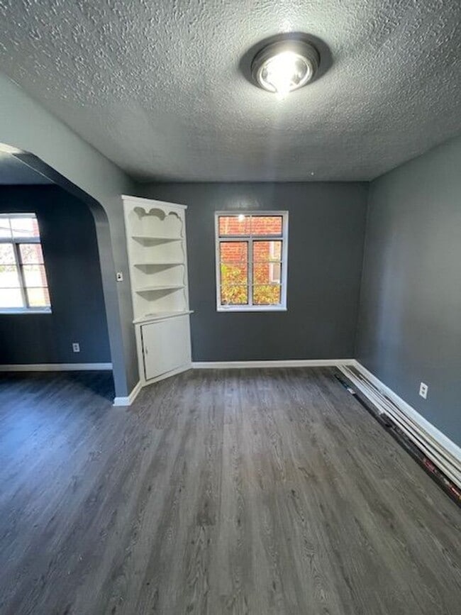 Building Photo - Renovated two bedroom unit!