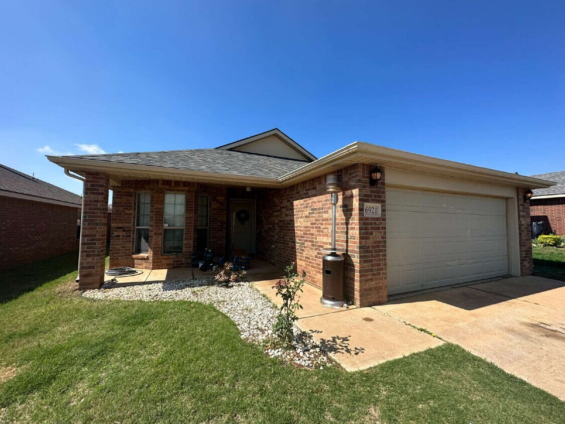 Primary Photo - Wonderful 3 Bedroom 2 bathroom home!