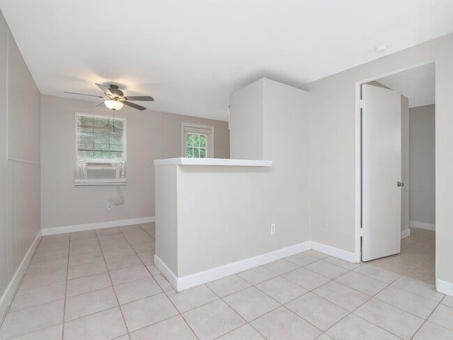 Building Photo - Move-In Ready 1BR/1BA Duplex in Brandon, FL — $1,295/Month, Across from Brandon Mall