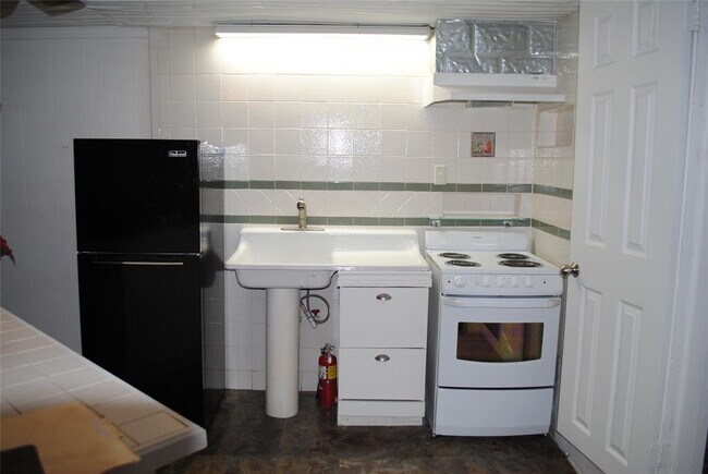 Building Photo - 113 Main St