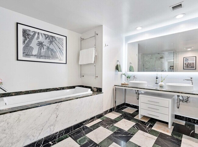 Building Photo - 485 Brickell Ave