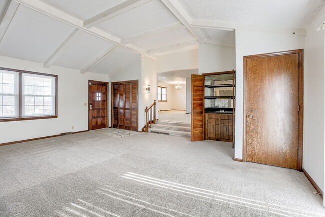 Building Photo - Charming Must See 3 Bedroom!!