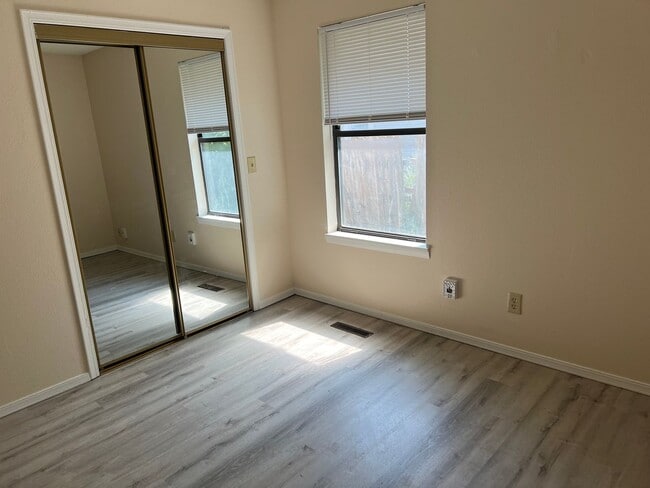 Building Photo - Great Duplex!