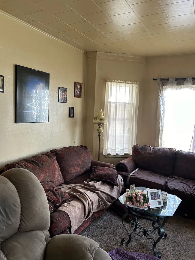 Building Photo - Welcome Home to Your Charming 2-Bedroom Apartment in Troy!