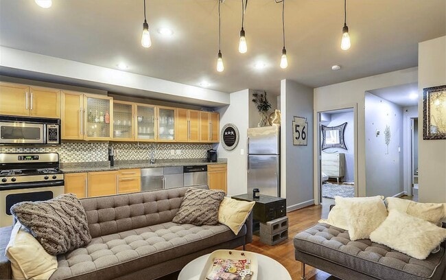 Building Photo - Spacious 2BR/2.5BTH English Basement Apart...