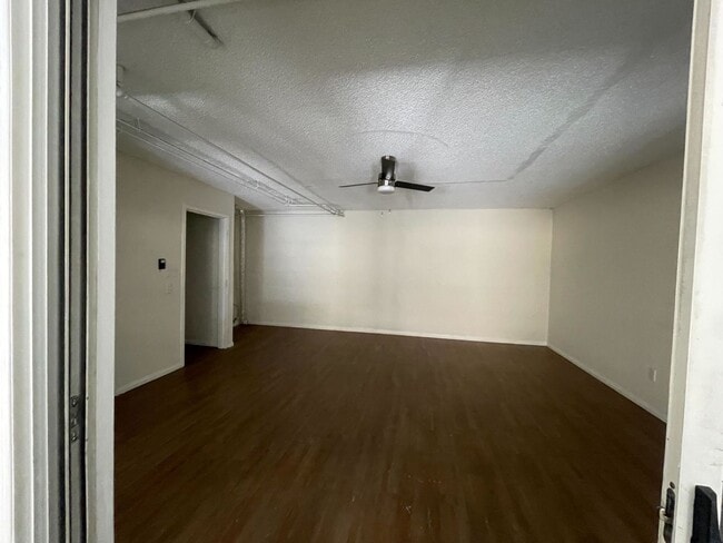 Building Photo - Beautiful 3-Bed/3-Bath Van Nuys Condo – Sp...