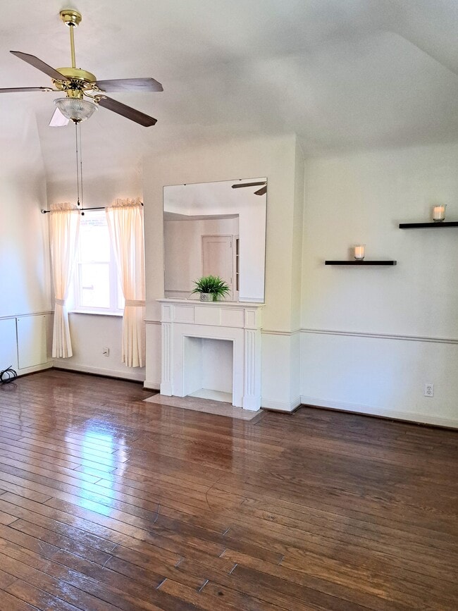 Living room - 1331 W 6th Ave