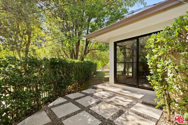 Building Photo - 16957 Mooncrest Dr