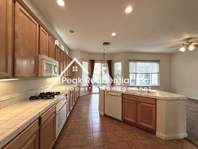 Foto del edificio - Beautiful Gold River 3bd/2ba Home with 2 C...