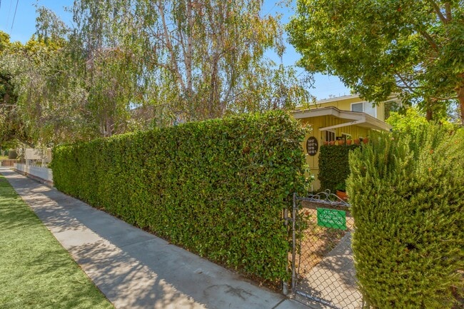 Front - 5019 Cahuenga Blvd