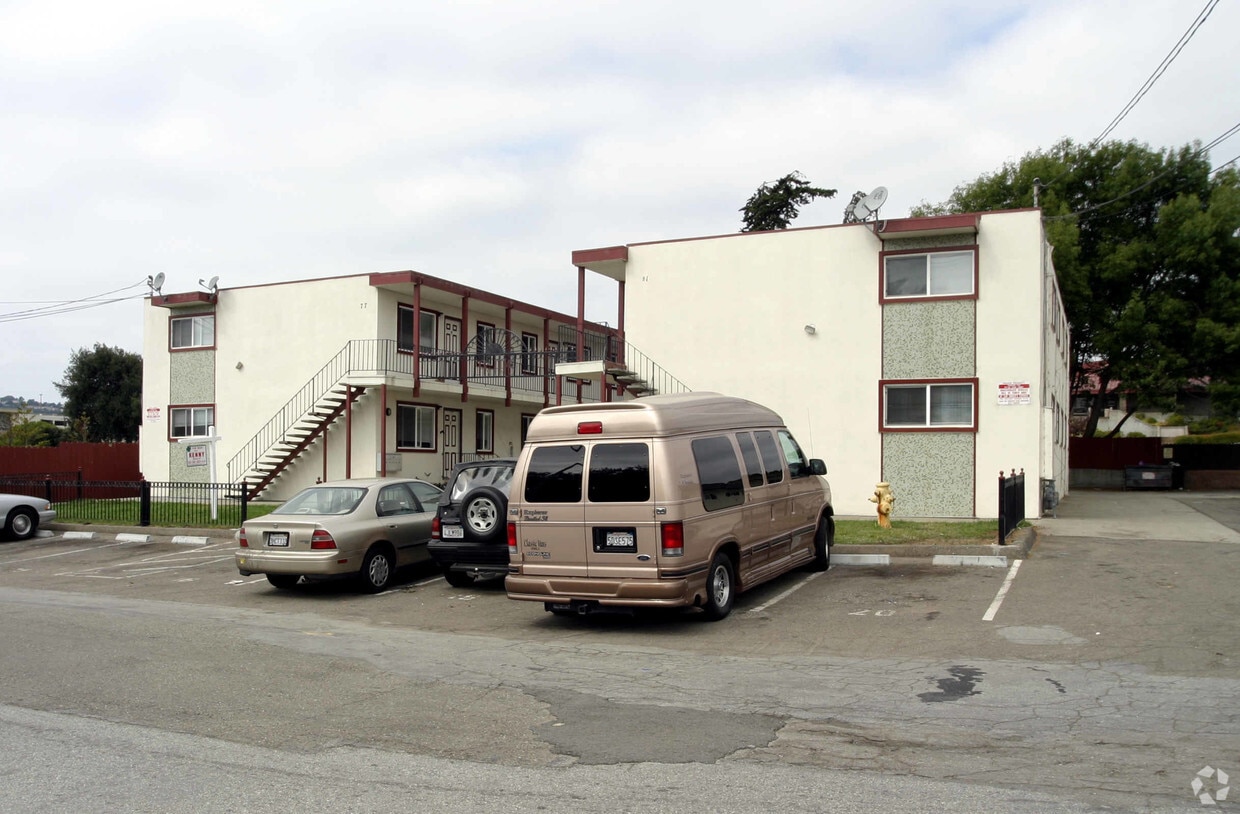 Building Photo - Oak Arms Apartments
