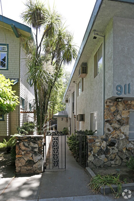 Building Photo - 911 28th St