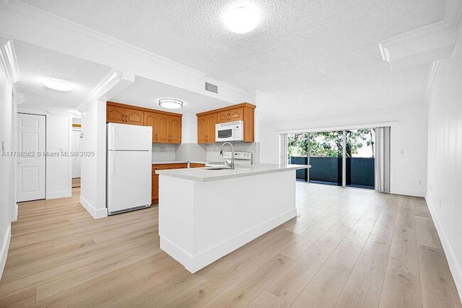 Building Photo - 9375 Fontainebleau Blvd