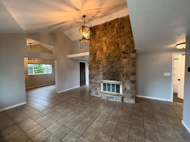 Building Photo - White Center House - 2 Bedroom +Den - 1 Ba...