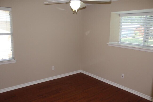 Building Photo - 418 Lexington Ln