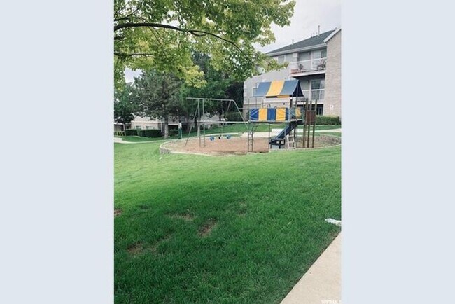 Building Photo - 3 Bedroom Top Floor Orem Condo w Awesome Amenities!