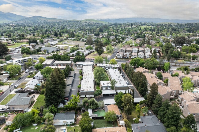 context - 3905 Clayton Rd