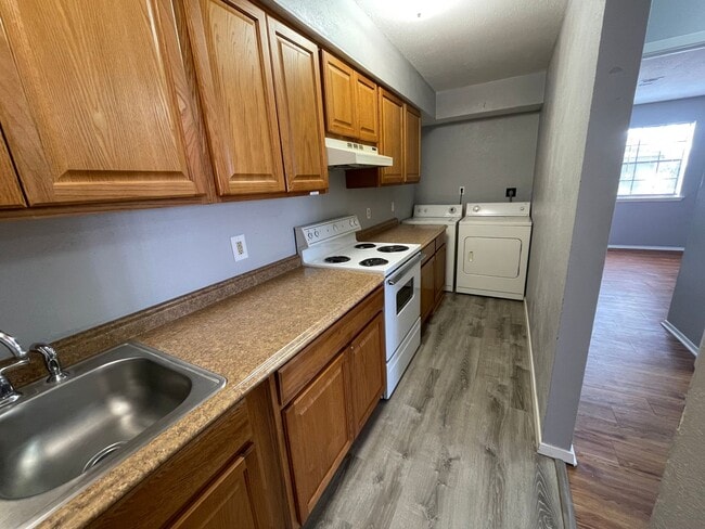 Building Photo - AVAILABLE FOR JULY PRE-LEASE. Spacious 2 B...