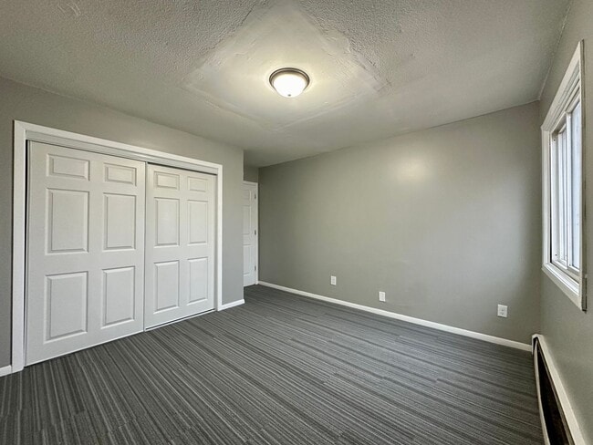 Building Photo - 1315 Dowling Ave N Unit #1