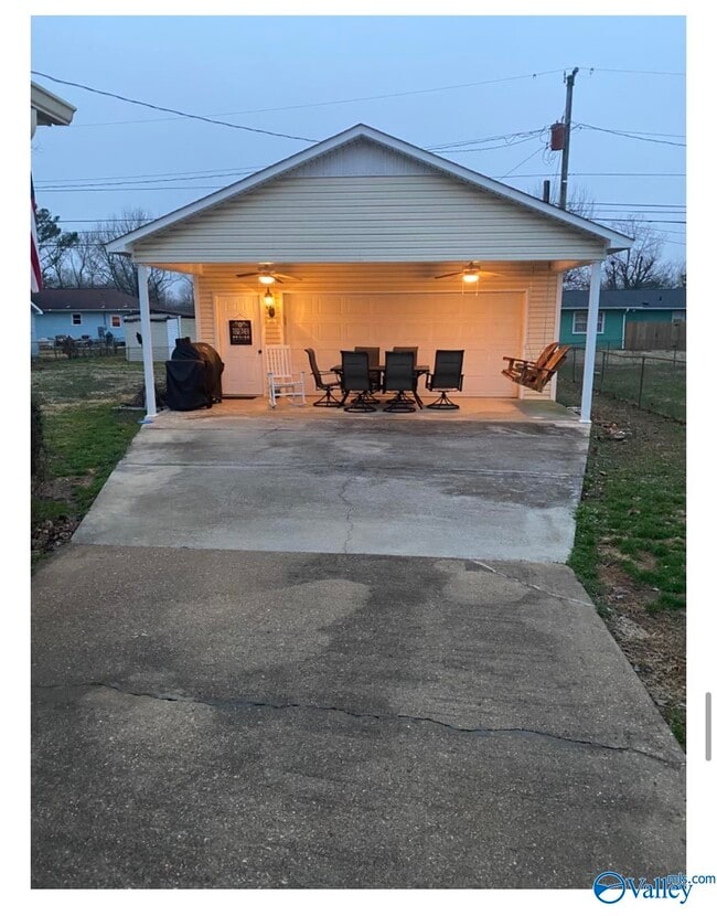 Building Photo - 817 Chambers Dr NE