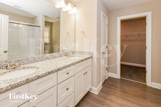 Foto del edificio - 614 Forest Ridge Rd