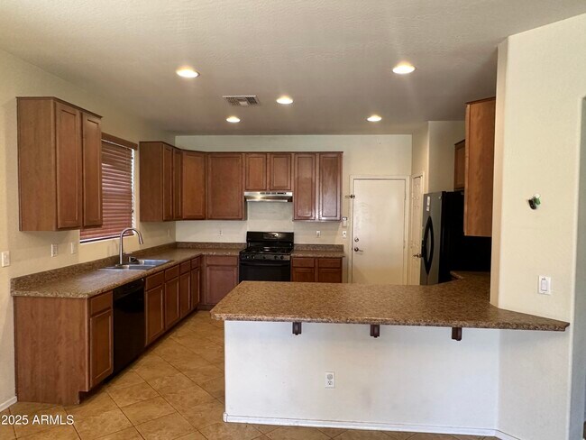 Foto del edificio - 15022 W Montecito Ave