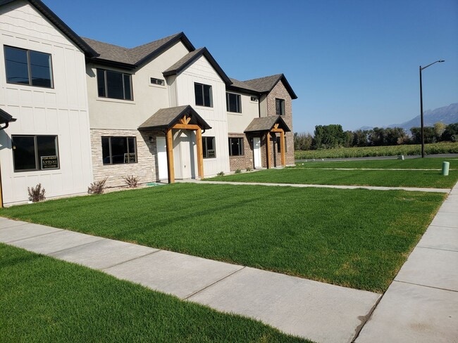 Building Photo - Spacious Springville Townhome