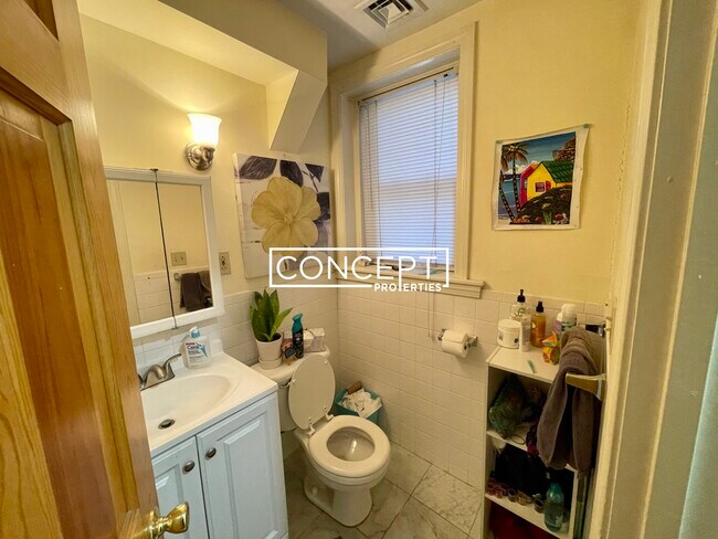 Building Photo - 1406 Beacon St