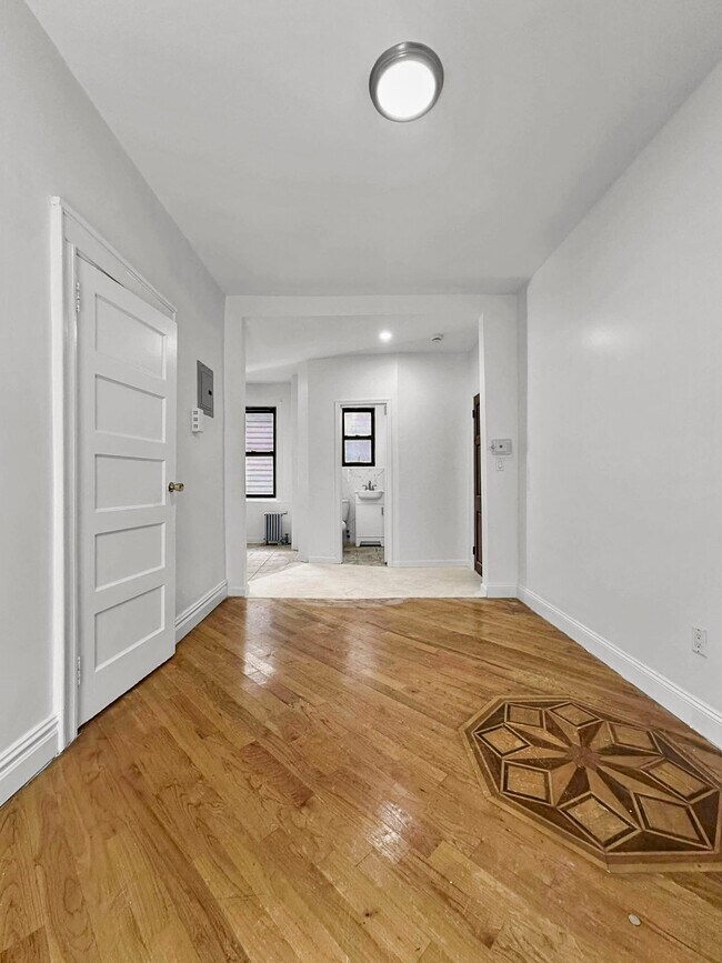 Foto del edificio - 292 E 3rd St